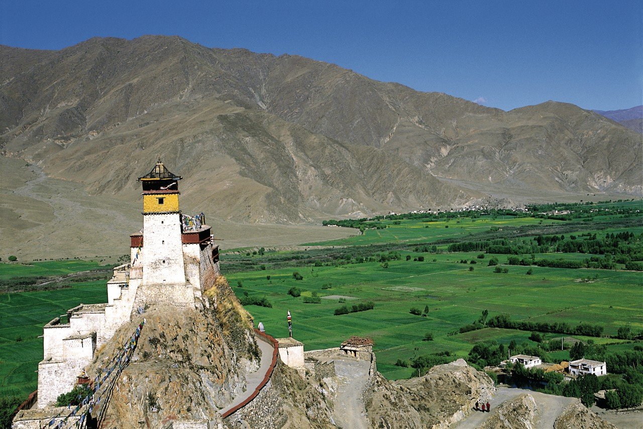 Palais Yumbulagang, une ancienne forteresse de la vallée du fleuve du Yarlung Tsangpo.