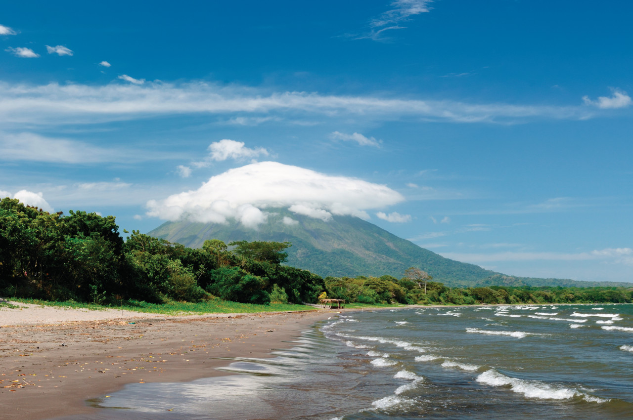 Plage de Santo Domingo, Ile d'Ometepe, le volcan concepcion en fond.