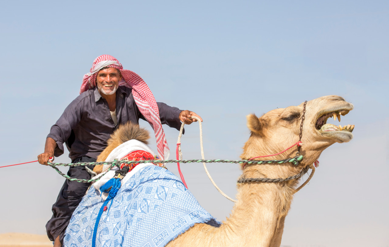 Homme dans le désert de Madinat Zayed.