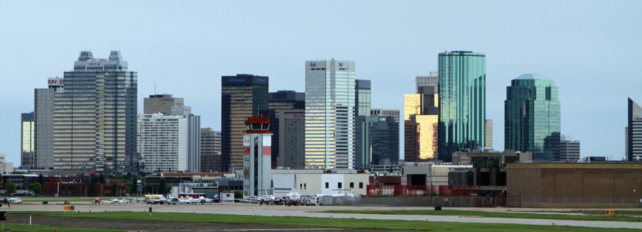 Skyline d'Edmonton vue de l'aéroport du centre d'Edmonton.