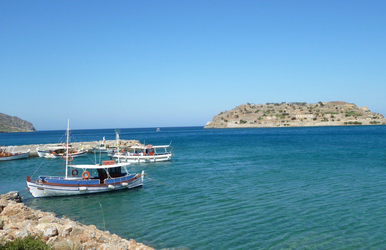 Bateaux face à l'île de Spinalonga.