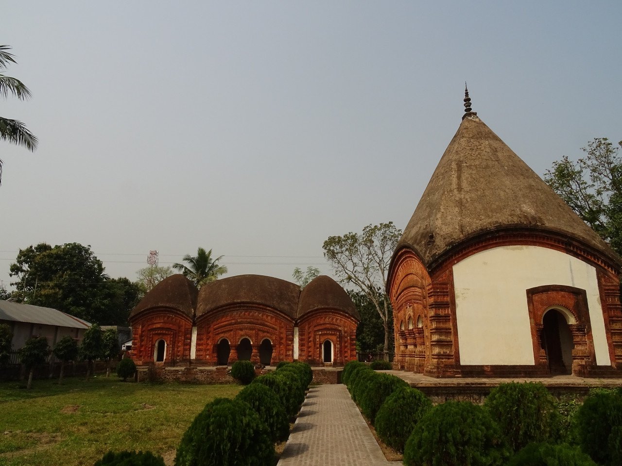 Le temple de Bara Ahnik.