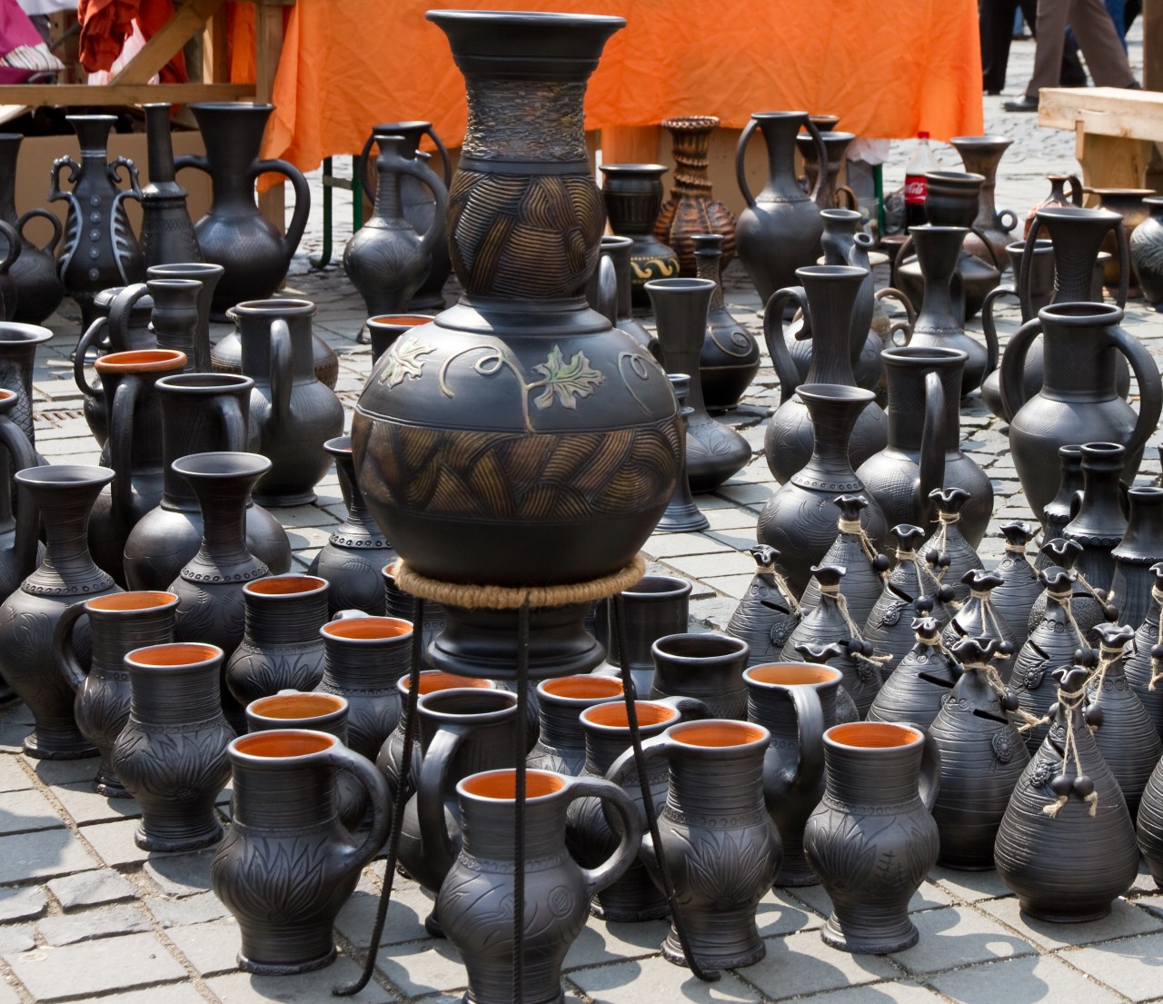 Céramiques artisanales sur le marché de Sibiu.