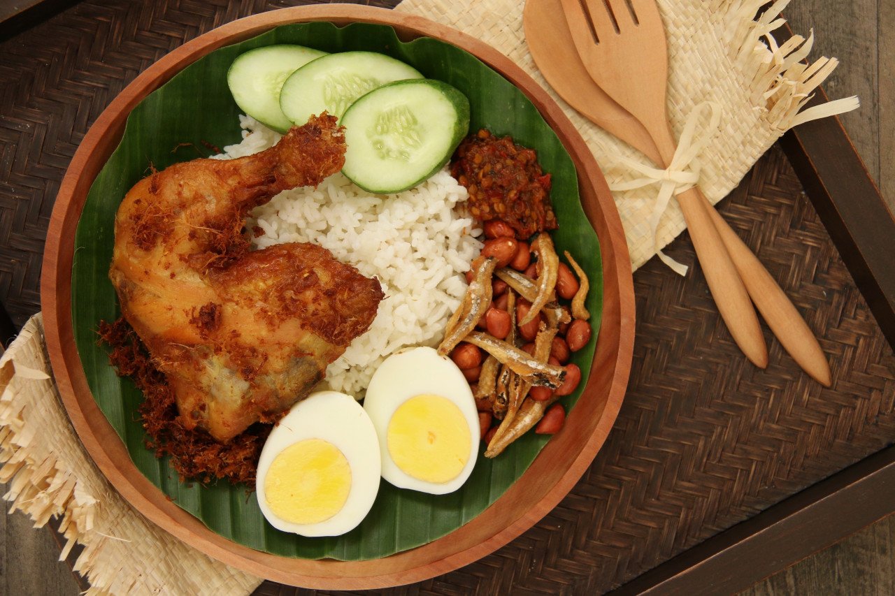 Nasi lemak, plat à base de riz cuit dans du lait de coco.