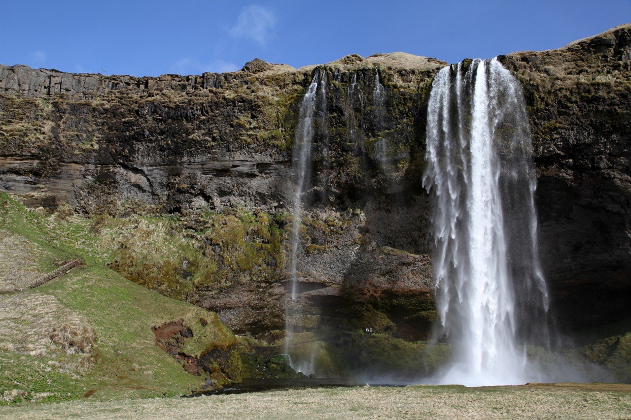 Seljalandsfoss est une chute d'eau mesurant 65 mètres de hauteur.