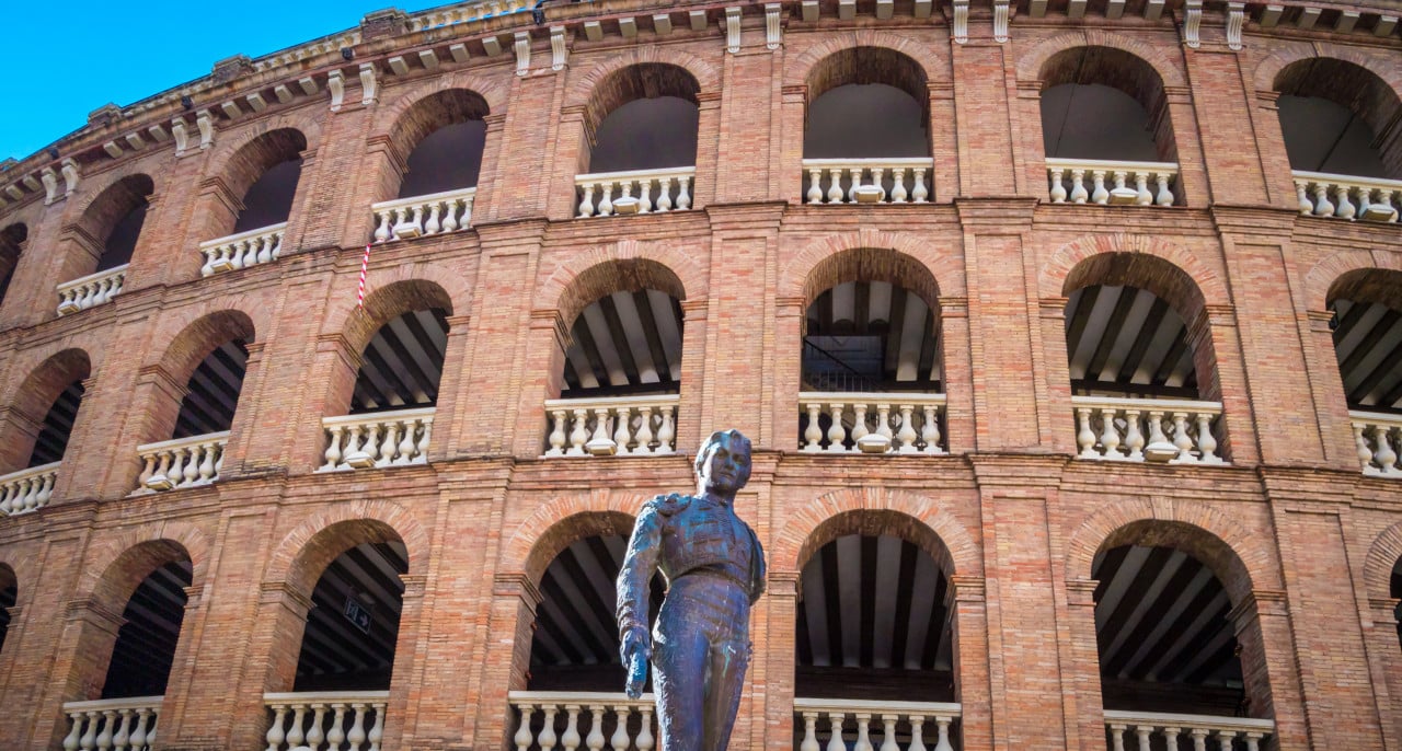 Statue de Manolo Montoliv devant les arènes de valence.