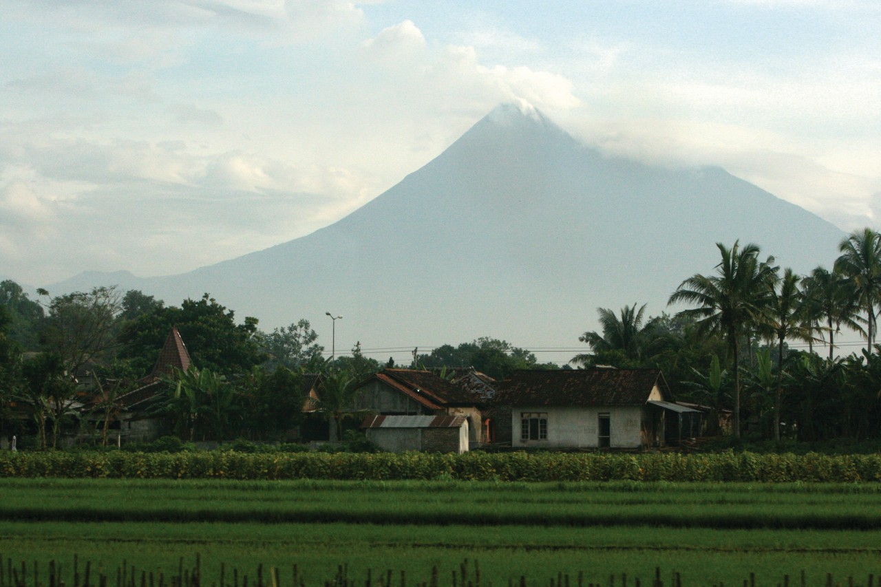 Volcan vu du train entre Yogyakarta et Surabaya.