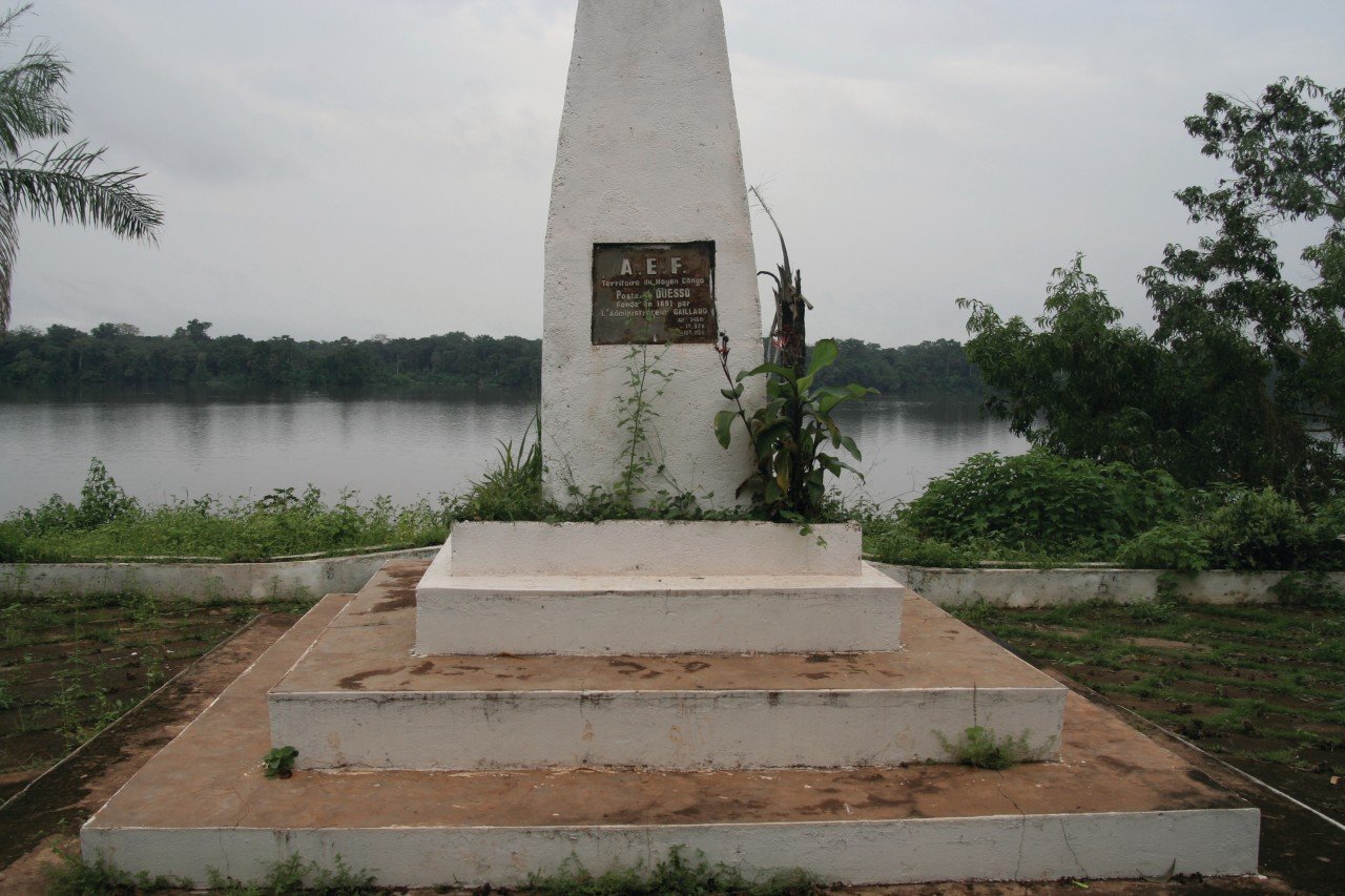 Monument commémorant la fondation d'un poste français sur les rives de la Sangha à Ouesso.