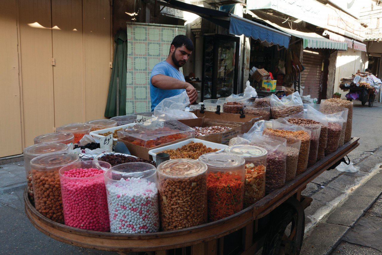 Vendeurs de douceurs dans le souk de la vieille ville de Tyr