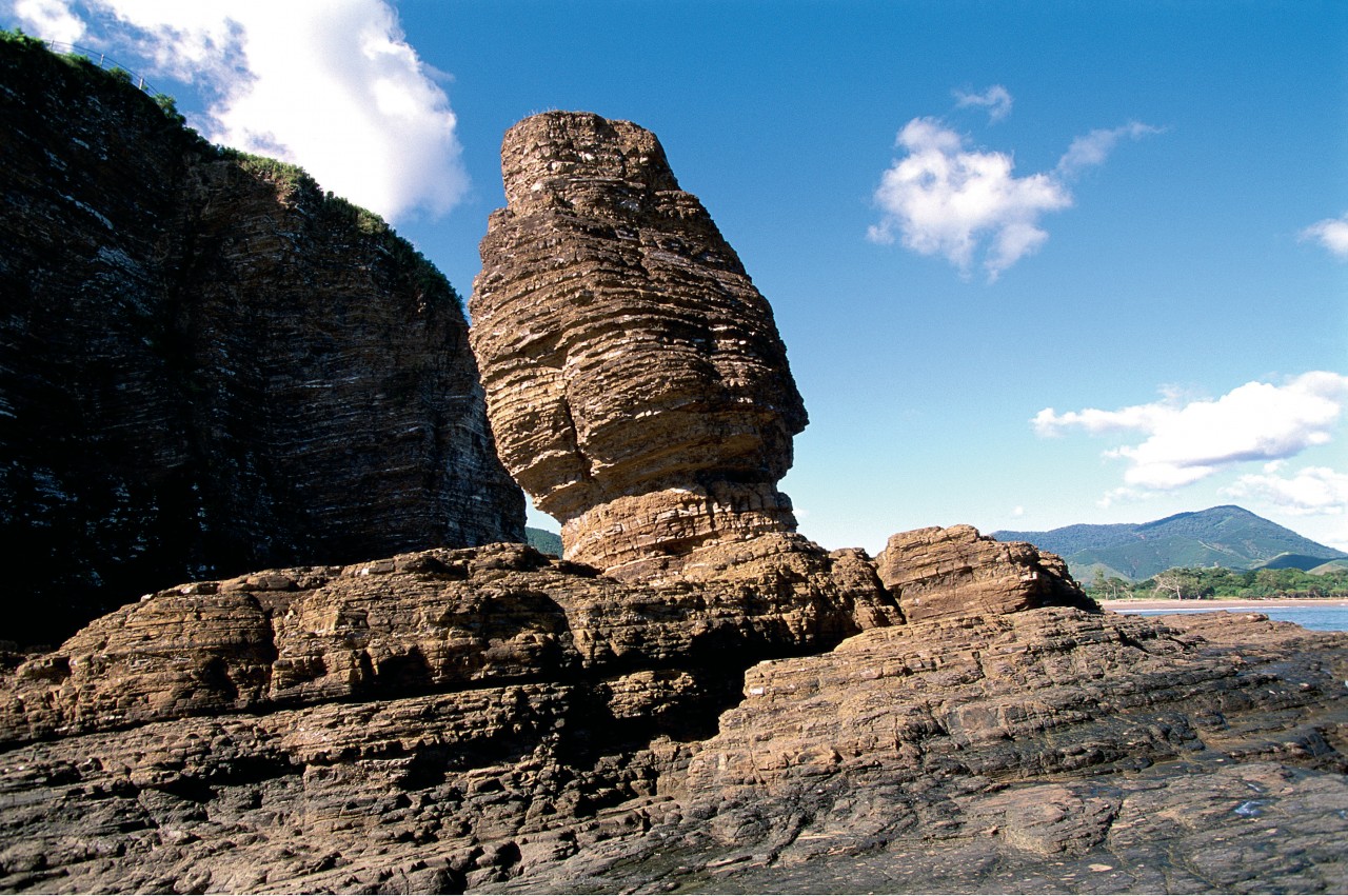 Le Bonhomme, rocher surplombant la plage de Bourail.