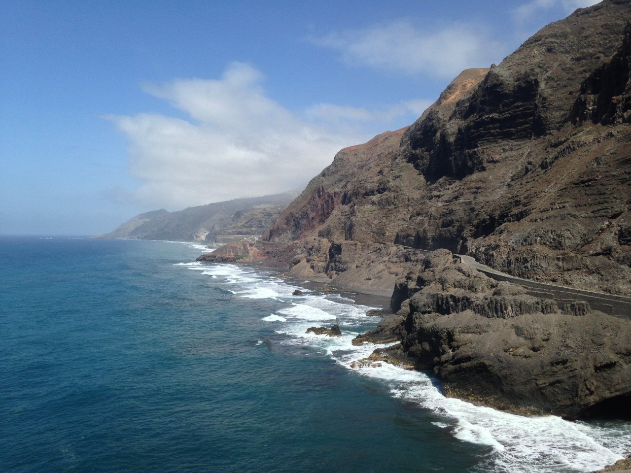 Très belle route sinueuse de Tarrafal à Ribeira Grande.