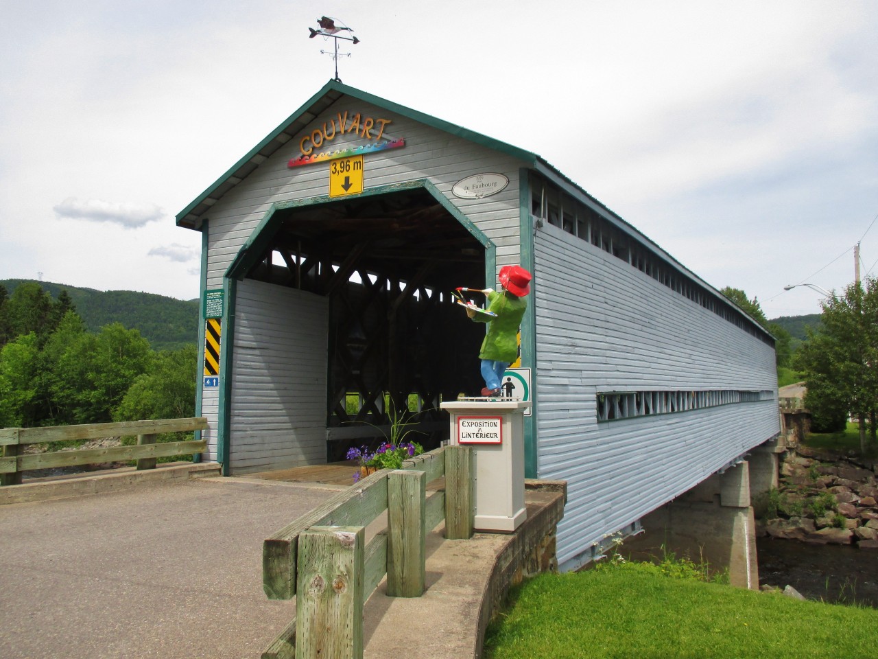 Le fameux pont Couv'Art à L'Anse-Saint-Jean.