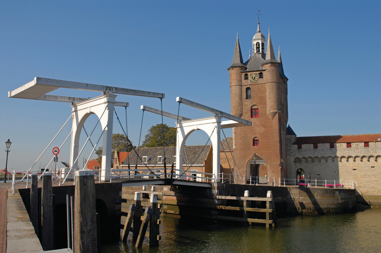 Zuidhavenpoort a été construit au XIVe siècle.