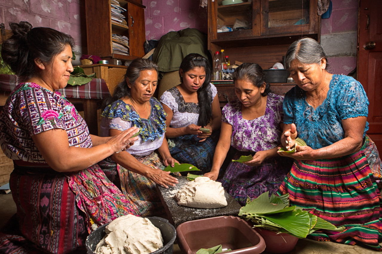 Femmes Tzutuhils préparant le repas, San Pedro La laguna.