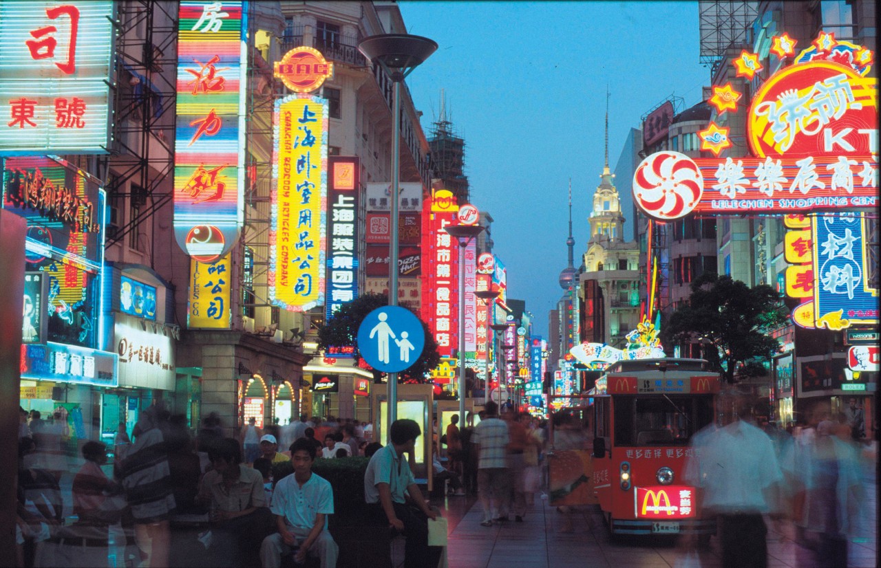 La rue Nanjing explose d'enseignes lumineuses multicolores dès la tombée de la nuit.