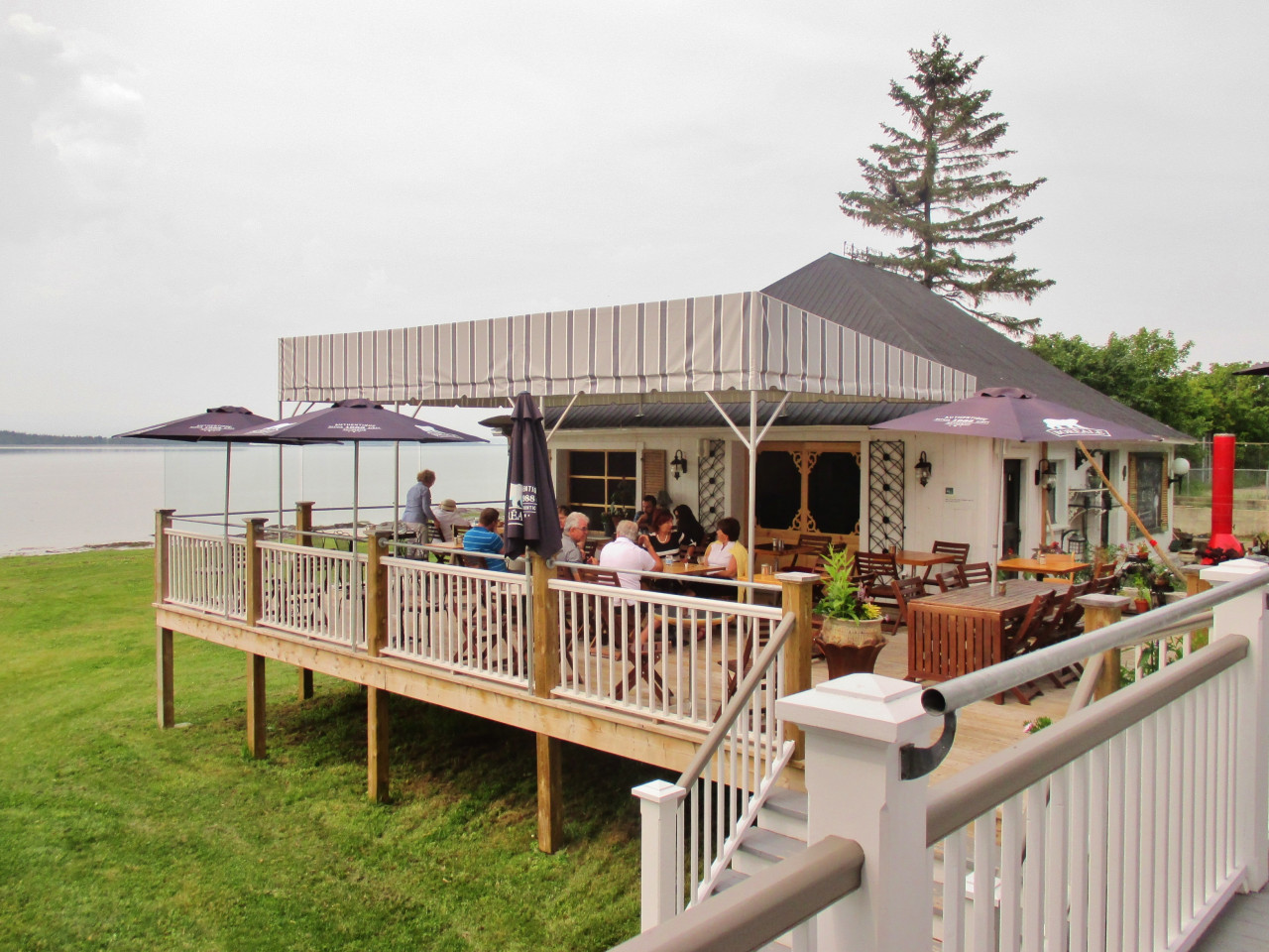 Terrasse en bordure du Saint-Laurent à Kamouraska.