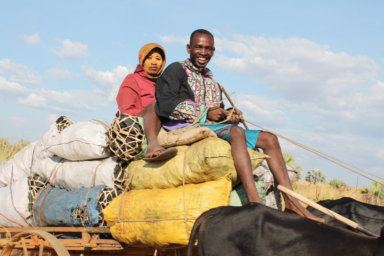 Sourires sur la route de Papamena.