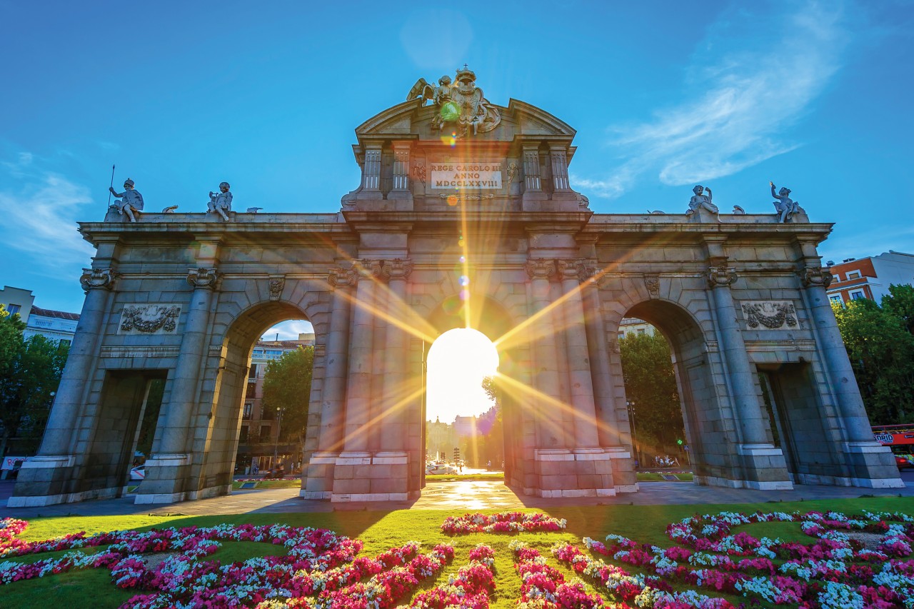 La Puerta de Alcalá au coucher du soleil.