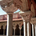 修道院教堂的回廊和拱门